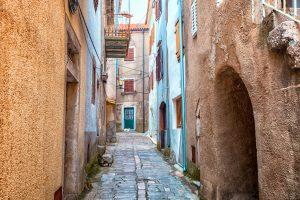 Schmale Straße mit Steinhäusern in Kroatien, Vrbnik auf der Insel Krk